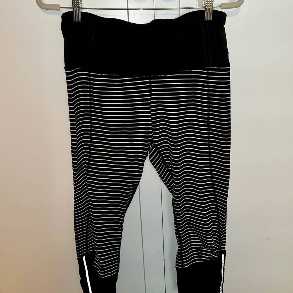 LULULEMON Striped Black and White women's cropped leggings
